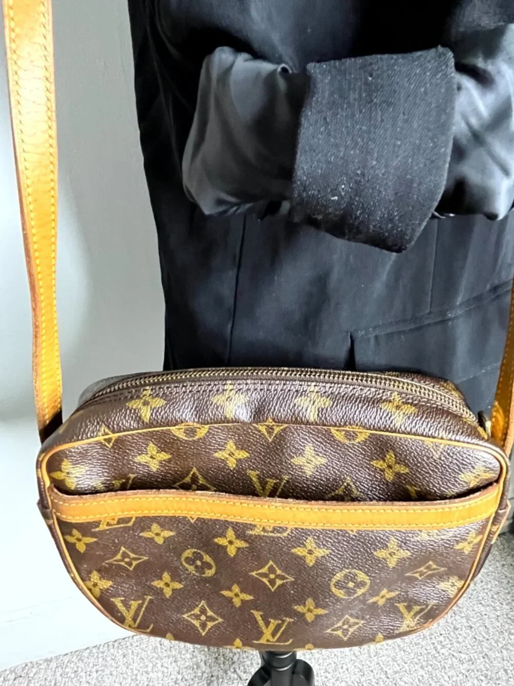 Authentic Louis Vuitton Cross Body Bag Shoulder HandBag Signature logo